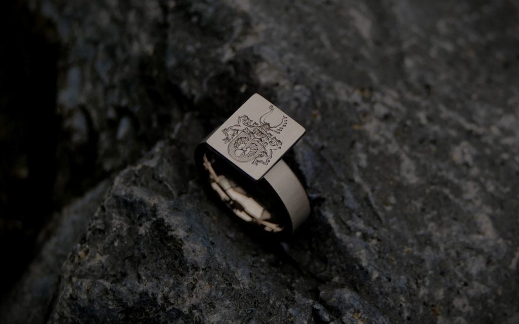 Ring auf steiniger Oberfläche