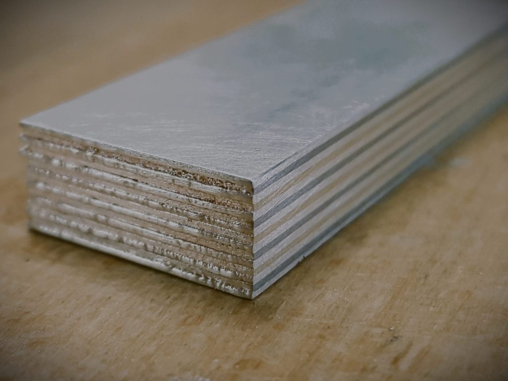 Metallplatte in gestapelter Form