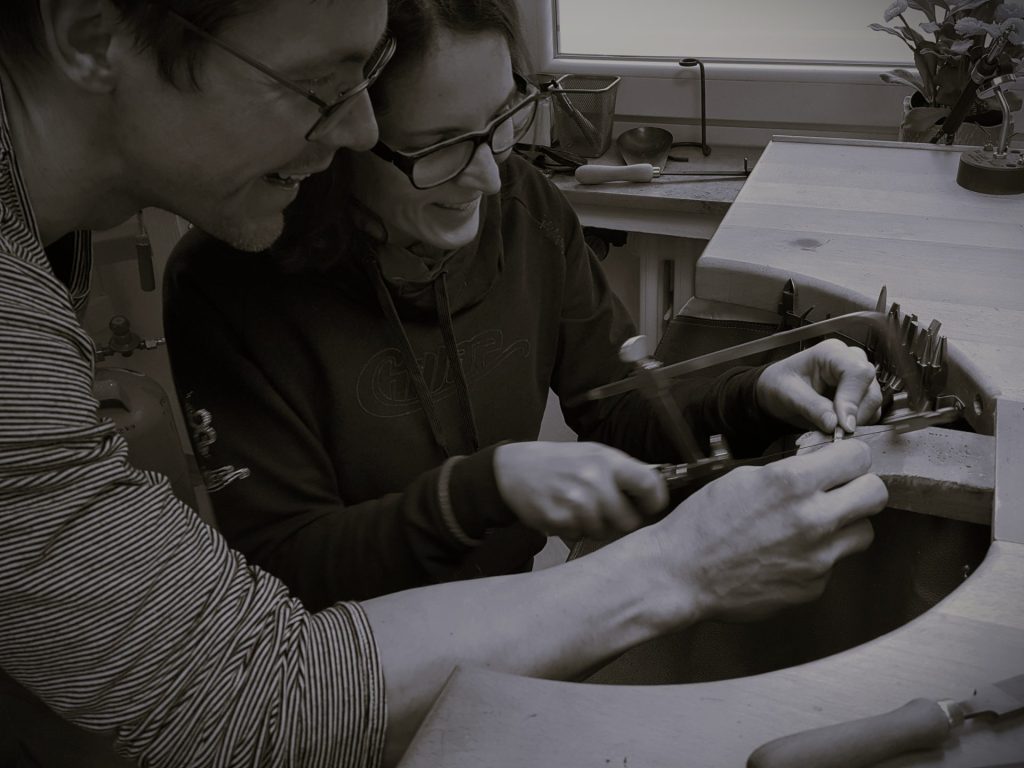 Gemeinsames Arbeiten am Schmuckdesign