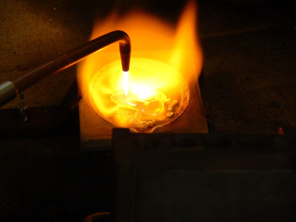 Flüssiges Metall mit Flamme