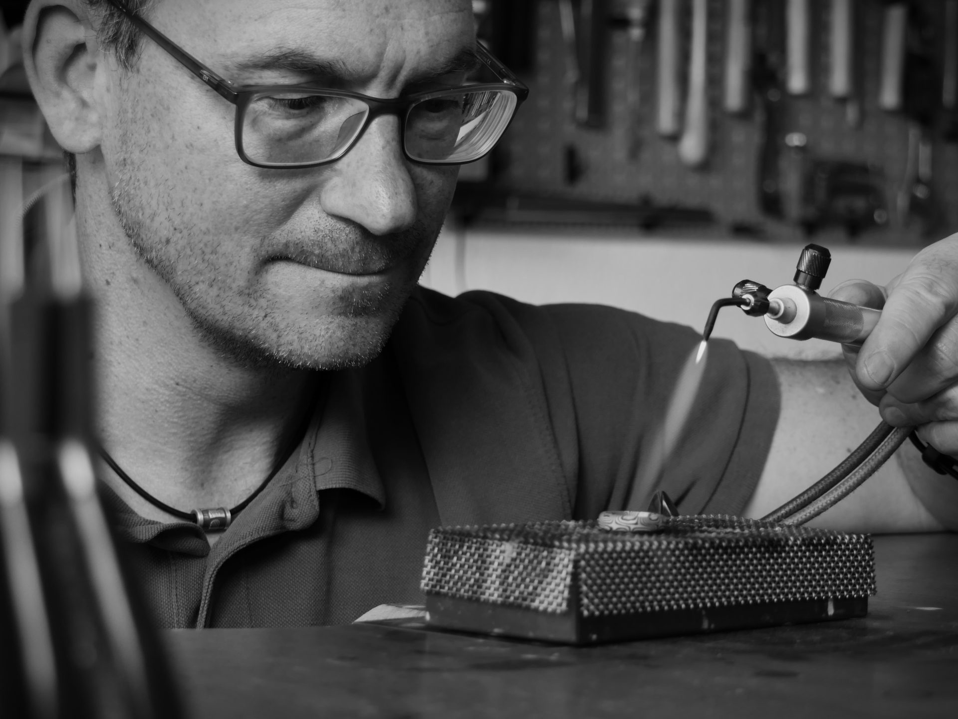 Handwerkender Mann mit Lötkolben